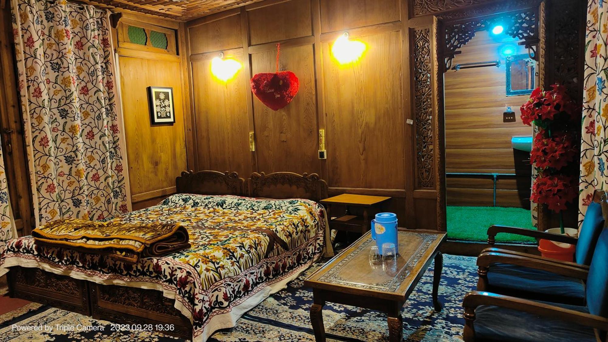 Srīnagar Houseboat Karima Palace מראה חיצוני תמונה