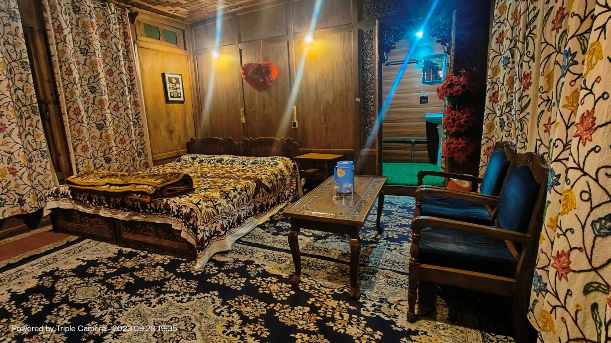 Srīnagar Houseboat Karima Palace מראה חיצוני תמונה
