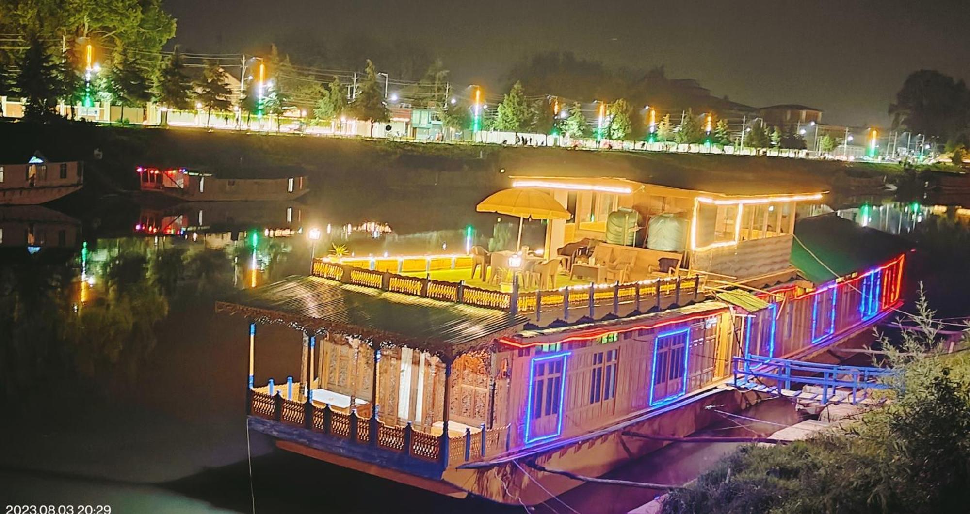 Srīnagar Houseboat Karima Palace מראה חיצוני תמונה
