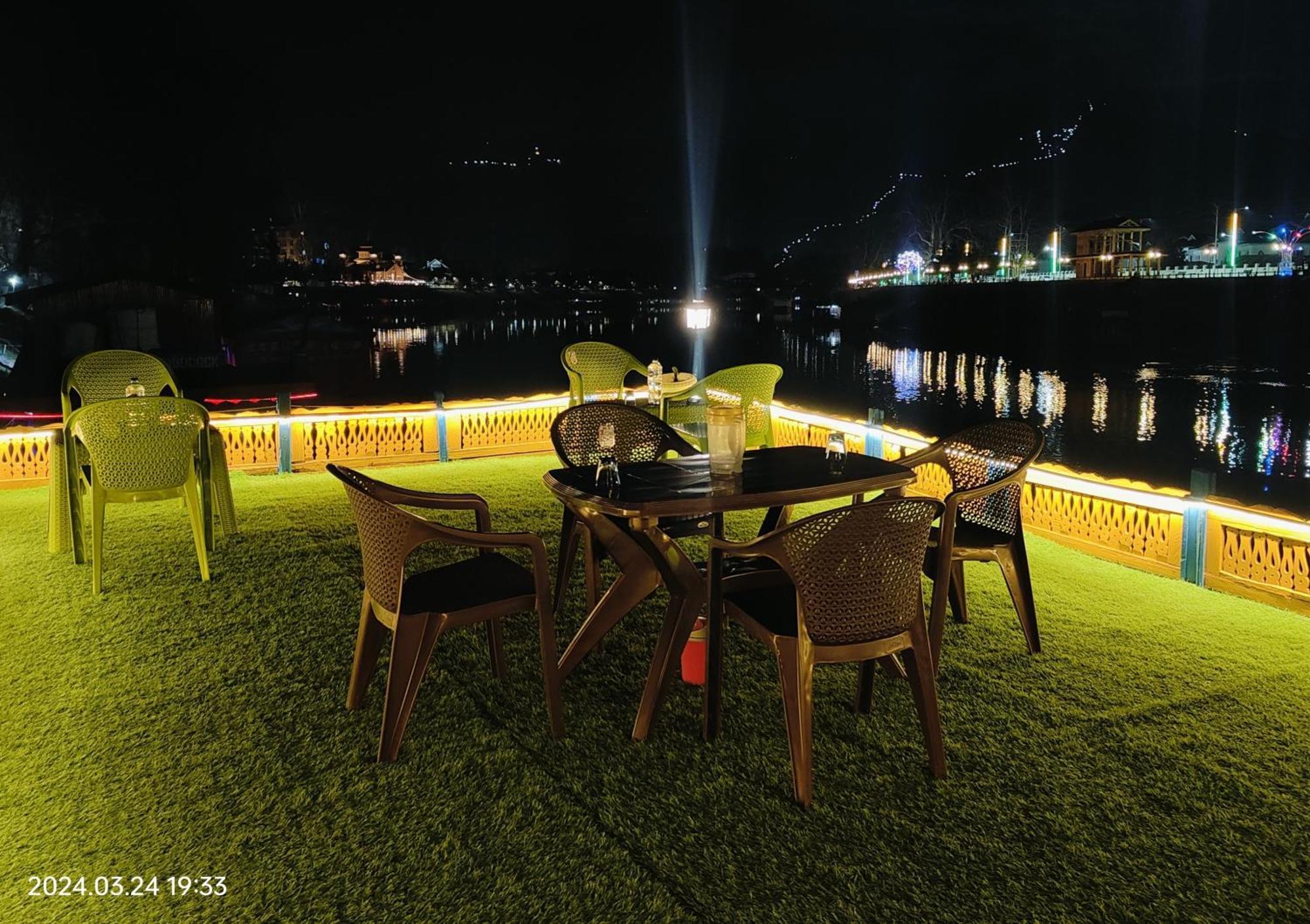 Srīnagar Houseboat Karima Palace מראה חיצוני תמונה