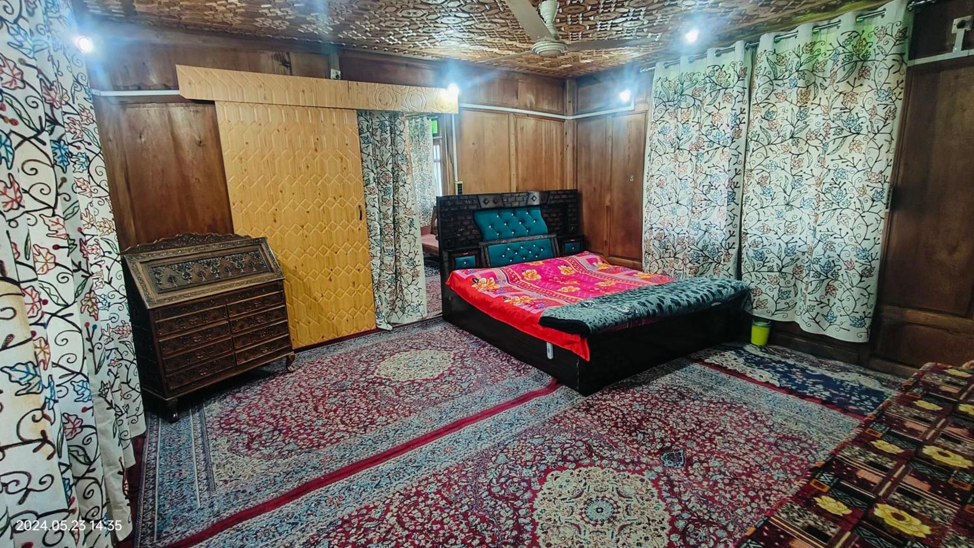 Srīnagar Houseboat Karima Palace מראה חיצוני תמונה