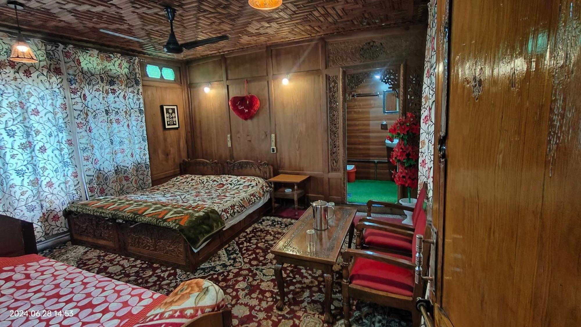 Srīnagar Houseboat Karima Palace מראה חיצוני תמונה