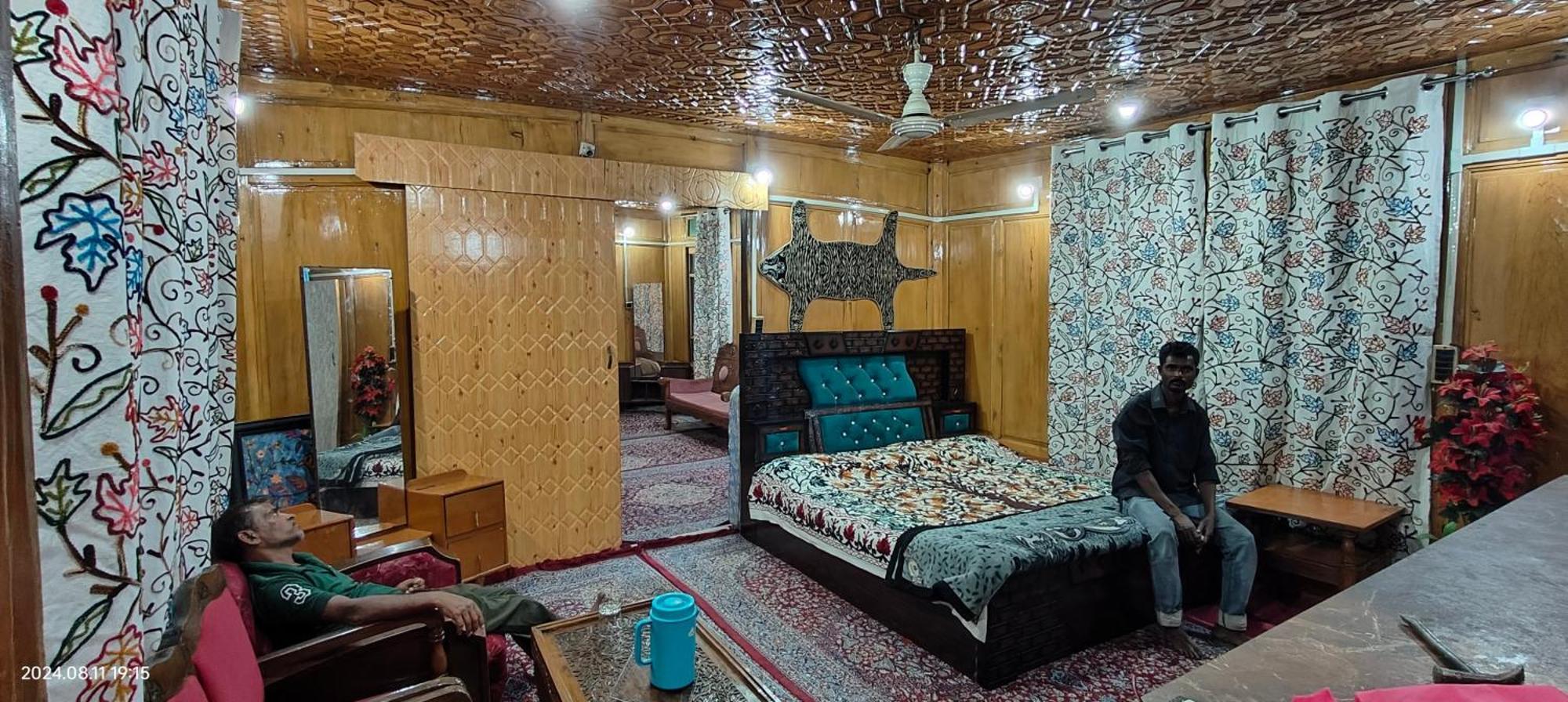 Srīnagar Houseboat Karima Palace מראה חיצוני תמונה