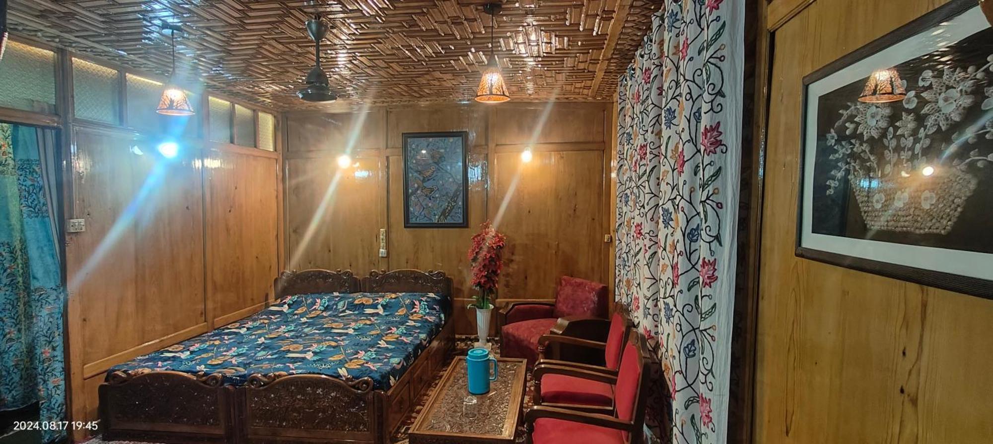 Srīnagar Houseboat Karima Palace מראה חיצוני תמונה