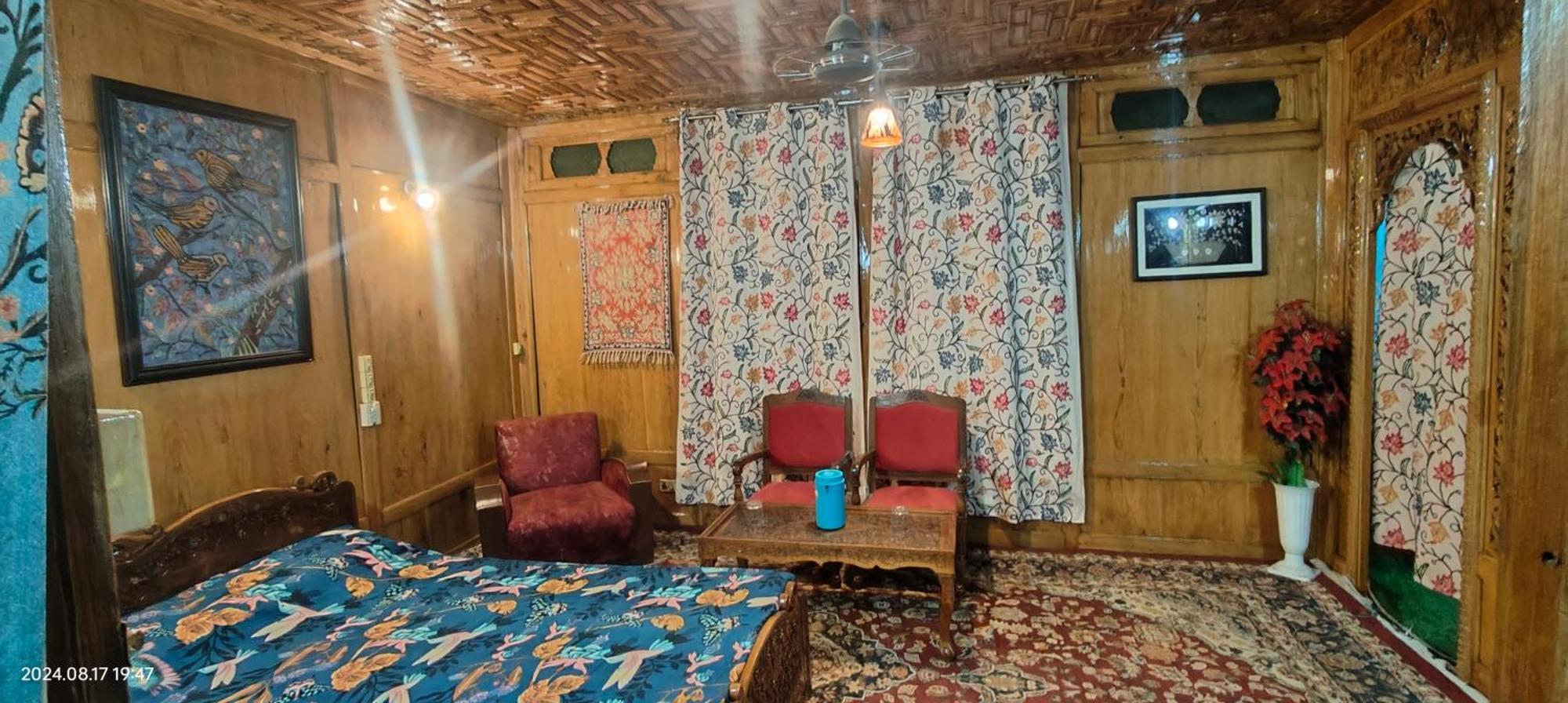 Srīnagar Houseboat Karima Palace מראה חיצוני תמונה