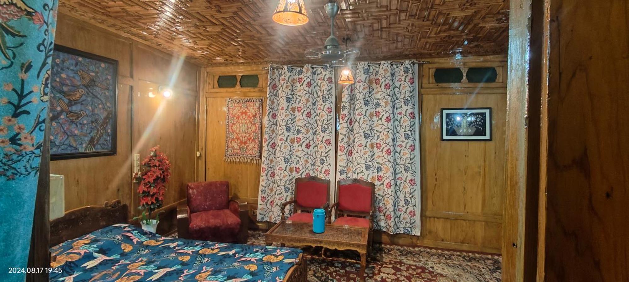 Srīnagar Houseboat Karima Palace מראה חיצוני תמונה